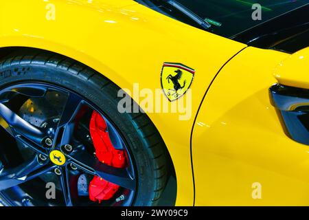 Thaïlande-27 mars 2024 : logo de ferrari sur la super voiture jaune. Est un fabricant italien de voitures de sport de luxe. Fondée par Enzo Ferrari au Bangk 45 Banque D'Images