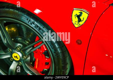 Thaïlande-27 mars 2024 : logo de ferrari sur la super voiture rouge. Est un fabricant italien de voitures de sport de luxe. Fondée par Enzo Ferrari au Bangkok en 45 Banque D'Images