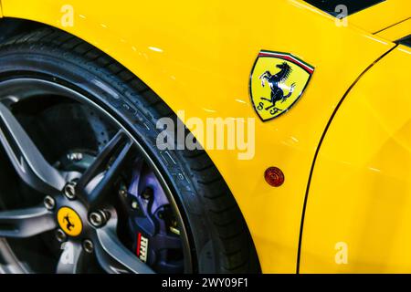 Thaïlande-27 mars 2024 : logo de ferrari sur la super voiture jaune. Est un fabricant italien de voitures de sport de luxe. Fondée par Enzo Ferrari au Bangk 45 Banque D'Images