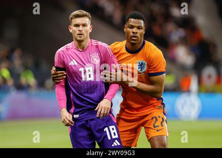 IM Bild : f.t.le. Maximilian Mittelstaedt (Allemagne, 18 ans) et Denzel Dumfries (pays-Bas, 22 ans), dans un duel pour le ballon, attaquent et vainquent le ballon, Banque D'Images