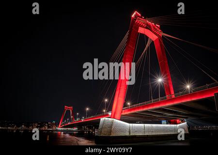 Le pont Willems à Rotterdam tourné la nuit lorsqu'il est éclairé Banque D'Images