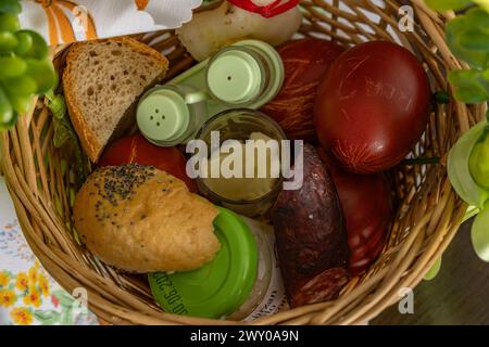 Panier en osier avec de la nourriture décorations de Pâques nourriture dans le panier Banque D'Images