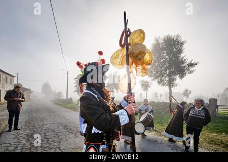 Les Festivals du solstice d'hiver à Vila ChÃ da Braciosa. Le personnage Velha (la vieille femme) est peint en noir et porte une croix de liège brûlé à sale Banque D'Images