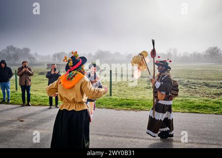 Les Festivals du solstice d'hiver à Vila ChÃ da Braciosa. Le personnage Velha (la vieille femme) est peint en noir et porte une croix de liège brûlé à sale Banque D'Images