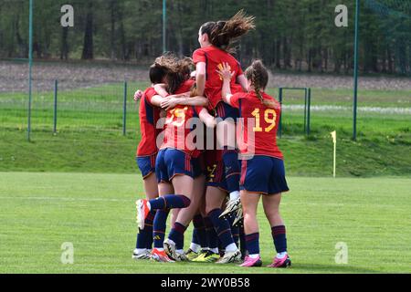 Bakovci, Slovénie. 03rd Apr, 2024. Bakovci, Slovénie, 03 avril 2024 : Team Spain célèbre le score lors du match de qualification du Championnat d'Europe féminin des moins de 19 ans de l'UEFA, deuxième manche du groupe A entre l'Espagne et la Slovénie au stade SRC Bakovci, Bakovci, Slovénie. (Igor Kupljenik/SPP) crédit : SPP Sport Press photo. /Alamy Live News Banque D'Images