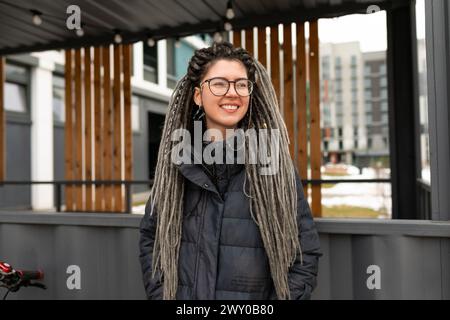 Street fashion concept, jeune femme européenne avec des dreadlocks à l'air informel Banque D'Images