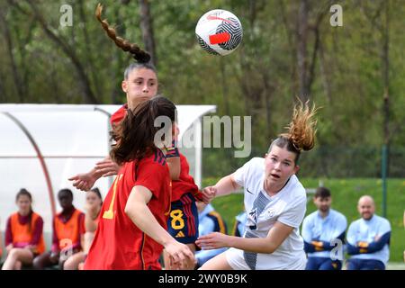 Bakovci, Slovénie. 03rd Apr, 2024. Bakovci, Slovénie, 03 avril 2024 : Olaya d'Espagne (CL) en action contre Gala Dasovic Ravnik de Slovénie (CR) lors de la deuxième manche du Championnat d'Europe féminin des moins de 19 ans de l'UEFA groupe A match entre l'Espagne et la Slovénie au stade SRC Bakovci, Bakovci, Slovénie. (Igor Kupljenik/SPP) crédit : SPP Sport Press photo. /Alamy Live News Banque D'Images