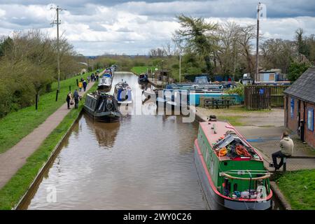 Bateaux étroits visitant et passant les services sur le Shropshire Union canal à Nantwich Cheshire. Banque D'Images