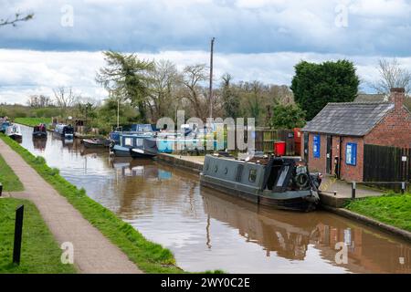 Bateaux étroits visitant et passant les services sur le Shropshire Union canal à Nantwich Cheshire. Banque D'Images