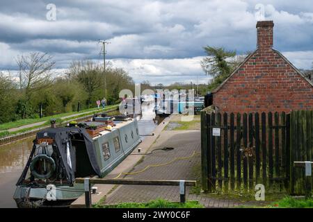 Bateaux étroits visitant et passant les services sur le Shropshire Union canal à Nantwich Cheshire. Banque D'Images