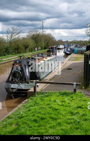 Bateaux étroits visitant et passant les services sur le Shropshire Union canal à Nantwich Cheshire. Banque D'Images