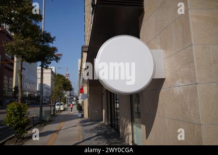 Blanc blanc panneau rond sur le mur d'un centre commercial dans la ville.Mockup pour le design Banque D'Images