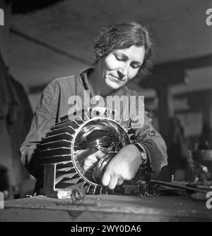 République socialiste de Roumanie dans les années 1970 Femme travaillant dans une usine appartenant à l'État. Banque D'Images