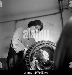 République socialiste de Roumanie dans les années 1970 Femme travaillant dans une usine appartenant à l'État. Banque D'Images