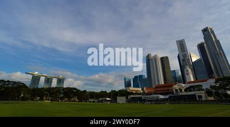 Singapour 02/o4/2024 .Singapour, officiellement la République de Singapour, est un pays souverain ainsi qu'une cité-État. C'est un État insulaire situé à l'extrémité sud de la péninsule malaise en Asie, entre le détroit de Malacca et la mer de Chine méridionale. Singapour est à environ un degré de latitude à 137 kilomètres ou 85 miles au nord de l'Équateur. Environ 5,70 millions de personnes vivent à Singapour. Environ 3,31 millions sont citoyens. La plupart d'entre eux sont ethniquement chinois, malais, ou indiens, ainsi qu'un plus petit nombre d'autres Asiatiques et EuropeansSingapour est également connu comme une ville jardin ou une ville dans un jardin . Ceci Banque D'Images