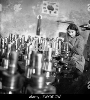 République socialiste de Roumanie dans les années 1970 Travailleuse dans une usine d'État. Banque D'Images