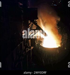 République socialiste de Roumanie dans les années 1970 Four d'une usine appartenant à l'État de fusion de métaux. Banque D'Images
