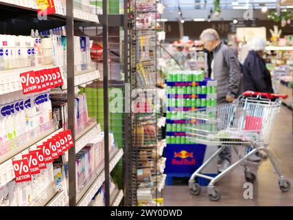 Berlin, Allemagne. 3 avril 2024. Les gens magasinent dans un supermarché à Berlin, capitale de l'Allemagne, le 3 avril 2024. Le taux d'inflation allemand est tombé à 2,2 pour cent en mars, marquant le niveau le plus bas depuis avril 2021, selon les chiffres préliminaires publiés mardi par l'Office fédéral de la statistique (Destatis). Crédit : Ren Pengfei/Xinhua/Alamy Live News Banque D'Images