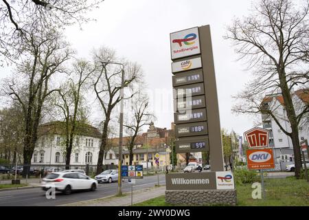 Berlin, Allemagne. 3 avril 2024. Les véhicules passent devant une station-service à Berlin, capitale de l'Allemagne, le 3 avril 2024. Le taux d'inflation allemand est tombé à 2,2 pour cent en mars, marquant le niveau le plus bas depuis avril 2021, selon les chiffres préliminaires publiés mardi par l'Office fédéral de la statistique (Destatis). Crédit : Ren Pengfei/Xinhua/Alamy Live News Banque D'Images