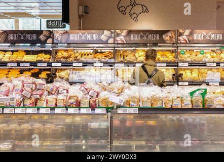 Berlin, Allemagne. 3 avril 2024. Un homme achète du pain dans un supermarché de Berlin, capitale de l'Allemagne, le 3 avril 2024. Le taux d'inflation allemand est tombé à 2,2 pour cent en mars, marquant le niveau le plus bas depuis avril 2021, selon les chiffres préliminaires publiés mardi par l'Office fédéral de la statistique (Destatis). Crédit : Ren Pengfei/Xinhua/Alamy Live News Banque D'Images