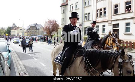 DATE D'ENREGISTREMENT NON INDIQUÉE Bautzen - Sorbischer Brauch : Osterreiter verkünden Auferstehung 31.03.2023 Bautzen, OT : Stiebitz Fotograf : LausitzNews.de/Tim Kiehle Die tradition des Osterreitens wird in der Lausitz seit vielen Jahrhunderten gepflegt. In 9 verschiedenen Prozessionen machen sich wieder hunderte Reiter mit geschmückten Pferden auf den Weg, um die Botschaft der Auferstehung Christi ins Land hinaus zu tragen. In Bautzen setzte sich die Prozession gegen 10:45 Uhr, mit dem Ziel Radibor, in Bewegung. Zuvor wurden die Reiter von Dompfarrer Veit Scapan gesegnet, danach setzte auch er sich auf d Banque D'Images