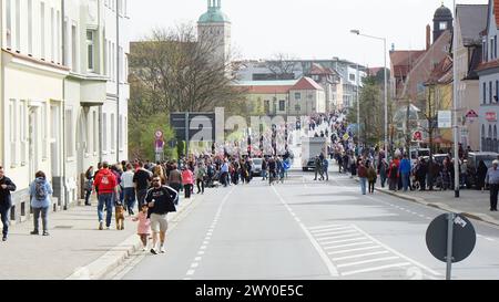 DATE D'ENREGISTREMENT NON INDIQUÉE Bautzen - Sorbischer Brauch : Osterreiter verkünden Auferstehung 31.03.2023 Bautzen, OT : Stiebitz Fotograf : LausitzNews.de/Tim Kiehle Die tradition des Osterreitens wird in der Lausitz seit vielen Jahrhunderten gepflegt. In 9 verschiedenen Prozessionen machen sich wieder hunderte Reiter mit geschmückten Pferden auf den Weg, um die Botschaft der Auferstehung Christi ins Land hinaus zu tragen. In Bautzen setzte sich die Prozession gegen 10:45 Uhr, mit dem Ziel Radibor, in Bewegung. Zuvor wurden die Reiter von Dompfarrer Veit Scapan gesegnet, danach setzte auch er sich auf d Banque D'Images