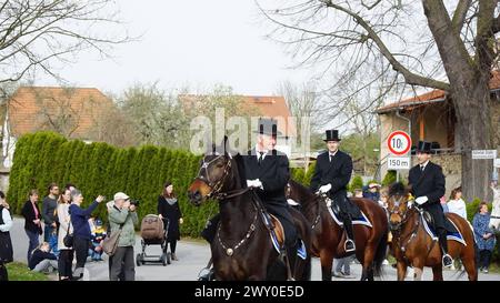 DATE D'ENREGISTREMENT NON INDIQUÉE Bautzen - Sorbischer Brauch : Osterreiter verkünden Auferstehung 31.03.2024 Bautzen und OT : Stiebitz Fotograf : LausitzNews.de/Tim Kiehle Die tradition des Osterreitens wird in der Lausitz seit vielen Jahrhunderten gepflegt. In 9 verschiedenen Prozessionen machen sich wieder hunderte Reiter mit geschmückten Pferden auf den Weg, um die Botschaft der Auferstehung Christi ins Land hinaus zu tragen. In Bautzen setzte sich die Prozession gegen 10:45 Uhr, mit dem Ziel Radibor, in Bewegung. Zuvor wurden die Reiter von Dompfarrer Veit Scapan gesegnet, danach setzte auch er sich au Banque D'Images