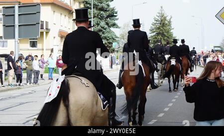 DATE D'ENREGISTREMENT NON INDIQUÉE Bautzen - Sorbischer Brauch : Osterreiter verkünden Auferstehung 31.03.2023 Bautzen, OT : Stiebitz Fotograf : LausitzNews.de/Tim Kiehle Die tradition des Osterreitens wird in der Lausitz seit vielen Jahrhunderten gepflegt. In 9 verschiedenen Prozessionen machen sich wieder hunderte Reiter mit geschmückten Pferden auf den Weg, um die Botschaft der Auferstehung Christi ins Land hinaus zu tragen. In Bautzen setzte sich die Prozession gegen 10:45 Uhr, mit dem Ziel Radibor, in Bewegung. Zuvor wurden die Reiter von Dompfarrer Veit Scapan gesegnet, danach setzte auch er sich auf d Banque D'Images