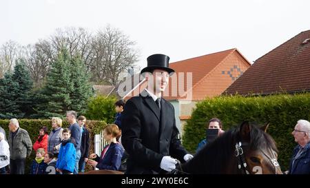 DATE D'ENREGISTREMENT NON INDIQUÉE Bautzen - Sorbischer Brauch : Osterreiter verkünden Auferstehung 31.03.2024 Bautzen und OT : Stiebitz Fotograf : LausitzNews.de/Tim Kiehle Die tradition des Osterreitens wird in der Lausitz seit vielen Jahrhunderten gepflegt. In 9 verschiedenen Prozessionen machen sich wieder hunderte Reiter mit geschmückten Pferden auf den Weg, um die Botschaft der Auferstehung Christi ins Land hinaus zu tragen. In Bautzen setzte sich die Prozession gegen 10:45 Uhr, mit dem Ziel Radibor, in Bewegung. Zuvor wurden die Reiter von Dompfarrer Veit Scapan gesegnet, danach setzte auch er sich au Banque D'Images