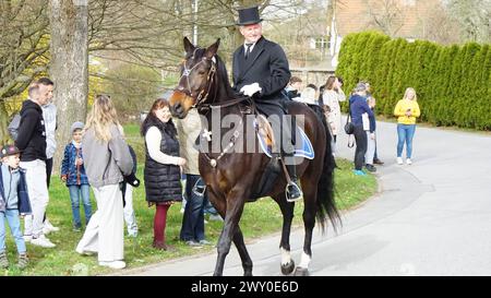 DATE D'ENREGISTREMENT NON INDIQUÉE Bautzen - Sorbischer Brauch : Osterreiter verkünden Auferstehung 31.03.2024 Bautzen und OT : Stiebitz Fotograf : LausitzNews.de/Tim Kiehle Die tradition des Osterreitens wird in der Lausitz seit vielen Jahrhunderten gepflegt. In 9 verschiedenen Prozessionen machen sich wieder hunderte Reiter mit geschmückten Pferden auf den Weg, um die Botschaft der Auferstehung Christi ins Land hinaus zu tragen. In Bautzen setzte sich die Prozession gegen 10:45 Uhr, mit dem Ziel Radibor, in Bewegung. Zuvor wurden die Reiter von Dompfarrer Veit Scapan gesegnet, danach setzte auch er sich au Banque D'Images