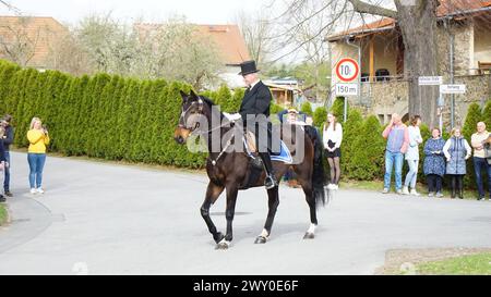 DATE D'ENREGISTREMENT NON INDIQUÉE Bautzen - Sorbischer Brauch : Osterreiter verkünden Auferstehung 31.03.2024 Bautzen und OT : Stiebitz Fotograf : LausitzNews.de/Tim Kiehle Die tradition des Osterreitens wird in der Lausitz seit vielen Jahrhunderten gepflegt. In 9 verschiedenen Prozessionen machen sich wieder hunderte Reiter mit geschmückten Pferden auf den Weg, um die Botschaft der Auferstehung Christi ins Land hinaus zu tragen. In Bautzen setzte sich die Prozession gegen 10:45 Uhr, mit dem Ziel Radibor, in Bewegung. Zuvor wurden die Reiter von Dompfarrer Veit Scapan gesegnet, danach setzte auch er sich au Banque D'Images