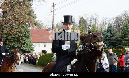 DATE D'ENREGISTREMENT NON INDIQUÉE Bautzen - Sorbischer Brauch : Osterreiter verkünden Auferstehung 31.03.2024 Bautzen und OT : Stiebitz Fotograf : LausitzNews.de/Tim Kiehle Die tradition des Osterreitens wird in der Lausitz seit vielen Jahrhunderten gepflegt. In 9 verschiedenen Prozessionen machen sich wieder hunderte Reiter mit geschmückten Pferden auf den Weg, um die Botschaft der Auferstehung Christi ins Land hinaus zu tragen. In Bautzen setzte sich die Prozession gegen 10:45 Uhr, mit dem Ziel Radibor, in Bewegung. Zuvor wurden die Reiter von Dompfarrer Veit Scapan gesegnet, danach setzte auch er sich au Banque D'Images