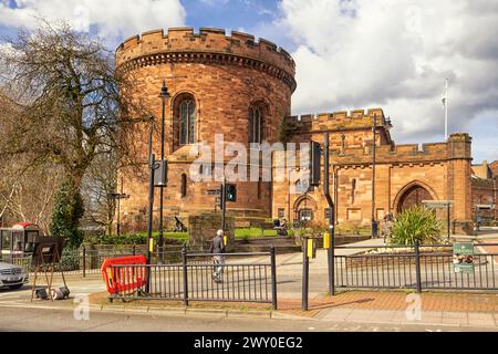 31.03.24 Carlisle, Cumbria, Royaume-Uni. Fier de la ville qu'il domine depuis neuf siècles, le château de Carlisle est resté une forteresse de travail jusqu'à bien Banque D'Images