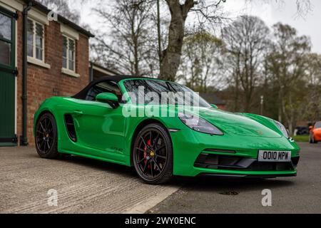 Porsche Boxster GTS 2022, exposée lors de l'Assemblée Motorsport qui s'est tenue au Bicester Heritage Centre le 31 mars 2024. Banque D'Images