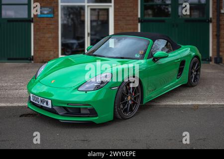 Porsche Boxster GTS 2022, exposée lors de l'Assemblée Motorsport qui s'est tenue au Bicester Heritage Centre le 31 mars 2024. Banque D'Images