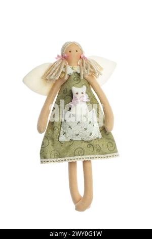 Belle poupée faite à la main en robe verte isolée sur fond blanc. Fille avec des ailes tenant chat Banque D'Images