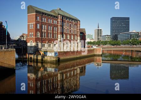 Un bâtiment de ville vu du front de mer à Hambourg, Allemagne Banque D'Images