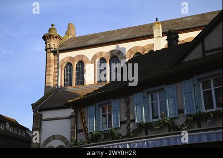 Paysage avec vue panoramique sur la synagogue juive de style roman à l'intérieur des remparts du Maréchal Foch à Obernai, Alsace France. Banque D'Images