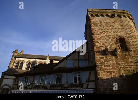 Paysage avec vue panoramique sur la synagogue juive de style roman à l'intérieur des remparts du Maréchal Foch à Obernai, Alsace France. Banque D'Images