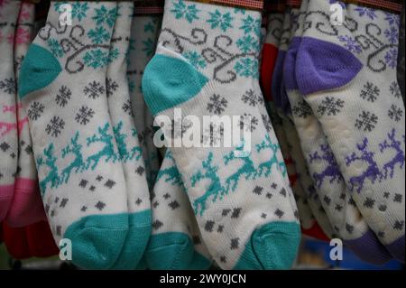Chaussettes de chambre en laine tricotées à la main avec l'hiver nordique sur un magasin local d'Obernai en Alsace, France. Banque D'Images