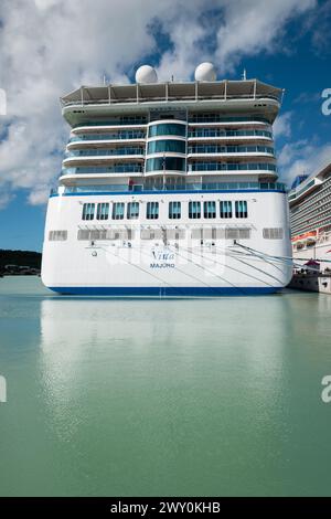 St John's, Antigua - 28 novembre 2023 : Oceania Cruises Vista navire dans le port de St John's, Antigua. Banque D'Images