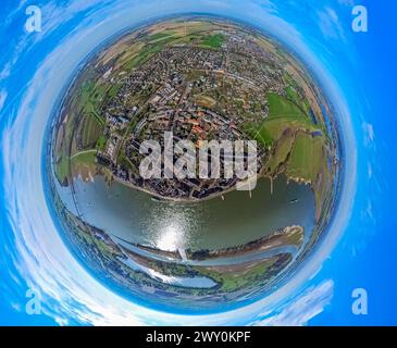 Luftbild, Rees Mitte Ortsansicht am Fluss Rhein und Rheinaue, Rheinpromenade Rees mit Ausflugsschiff, Reeser Schanz Naturschutzgebiet, Rheinbrücke Rees-Kalkar, Erdkugel, Fisheye Aufnahme, Fischaugen Aufnahme, 360 Grad Aufnahme, minuscule monde, petite planète, fisheye Bild, Niedermörmter, Kalkar, Nordrhein-Westfalen, Deutschland ACHTUNGxMINDESTHONORARx60xEURO *** vue aérienne, vue centrale de Rees sur le Rhin et le Rheinaue, promenade du Rhin Rees avec bateau d'excursion, réserve naturelle de Reeser Schanz, pont du Rhin Rees Kalkar, globe terrestre, image fisheye, image fisheye, image 360 degrés, petit monde, petit Banque D'Images