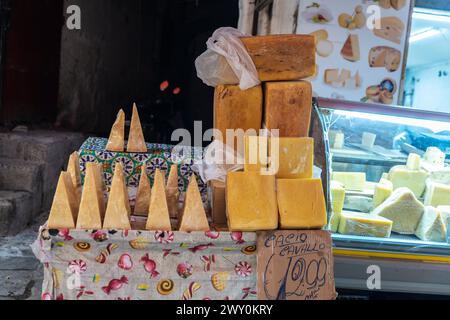 Magasin de fromage dans le marché Ballaro, marché de nourriture de rue à Palerme, Sicile, Italie Banque D'Images