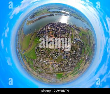 Luftbild, Rees Mitte Ortsansicht am Fluss Rhein und Rheinaue, Rheinpromenade Rees mit Ausflugsschiff, Reeser Schanz Naturschutzgebiet, Rheinbrücke Rees-Kalkar, Erdkugel, Fisheye Aufnahme, Fischaugen Aufnahme, 360 Grad Aufnahme, minuscule monde, petite planète, fisheye Bild, Niedermörmter, Kalkar, Nordrhein-Westfalen, Deutschland ACHTUNGxMINDESTHONORARx60xEURO *** vue aérienne, vue centrale de Rees sur le Rhin et le Rheinaue, promenade du Rhin Rees avec bateau d'excursion, réserve naturelle de Reeser Schanz, pont du Rhin Rees Kalkar, globe terrestre, image fisheye, image fisheye, image 360 degrés, petit monde, petit Banque D'Images