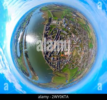 Luftbild, Rees Mitte Ortsansicht am Fluss Rhein und Rheinaue, Rheinpromenade Rees mit Ausflugsschiff, Reeser Schanz Naturschutzgebiet, Rheinbrücke Rees-Kalkar, Erdkugel, Fisheye Aufnahme, Fischaugen Aufnahme, 360 Grad Aufnahme, minuscule monde, petite planète, fisheye Bild, Niedermörmter, Kalkar, Nordrhein-Westfalen, Deutschland ACHTUNGxMINDESTHONORARx60xEURO *** vue aérienne, vue centrale de Rees sur le Rhin et le Rheinaue, promenade du Rhin Rees avec bateau d'excursion, réserve naturelle de Reeser Schanz, pont du Rhin Rees Kalkar, globe terrestre, image fisheye, image fisheye, image 360 degrés, petit monde, petit Banque D'Images