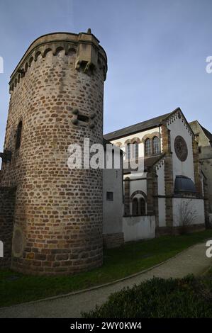 Paysage avec vue panoramique sur la synagogue juive de style roman à l'intérieur des remparts du Maréchal Foch à Obernai, Alsace France. Banque D'Images