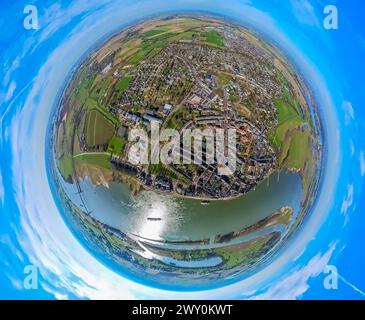 Luftbild, Rees Mitte Ortsansicht am Fluss Rhein und Rheinaue, Rheinpromenade Rees mit Ausflugsschiff, Reeser Schanz Naturschutzgebiet, Rheinbrücke Rees-Kalkar, Erdkugel, Fisheye Aufnahme, Fischaugen Aufnahme, 360 Grad Aufnahme, minuscule monde, petite planète, fisheye Bild, Niedermörmter, Kalkar, Nordrhein-Westfalen, Deutschland ACHTUNGxMINDESTHONORARx60xEURO *** vue aérienne, vue centrale de Rees sur le Rhin et le Rheinaue, promenade du Rhin Rees avec bateau d'excursion, réserve naturelle de Reeser Schanz, pont du Rhin Rees Kalkar, globe terrestre, image fisheye, image fisheye, image 360 degrés, petit monde, petit Banque D'Images