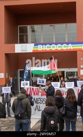 Milan, Italie. 03rd Apr, 2024. Presidio pro Palestina davanti all'Universit&#xe0; Bicocca durante il Senato Accademico - Cronaca - Milano, Italia - Mercoled&#xec;, 3 Aprile 2024 (foto Stefano Porta/LaPresse) manifestation pro-Palestine devant l'Université de Bicocca pendant le Sénat académique - Actualités - Actualités - Milan, Italie - mercredi 3 avril 2024 (photo Stefano Porta/LaPresse) crédit : LaPresse/Alamy Live News Banque D'Images