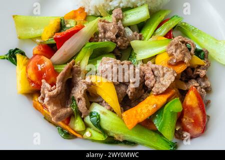 Faire frire le bœuf avec des poivrons doux et du bok choy. Boeuf épicé avec des légumes. Cuisine asiatique. Vue de dessus. Gros plan coloré sur les sauts à sauter Banque D'Images