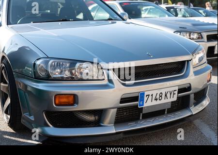 Vue de face d'une Nissan Skyline GT R34 de dixième génération argentée dans une rencontre automobile japonaise Banque D'Images